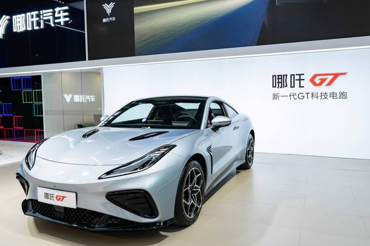 重庆333哪吒汽车在智能汽车领域的表现，领途汽车在新能源汽车市场中的影响力